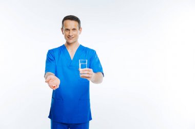 Dost arıyorum doktor brining hapları ve bardak su