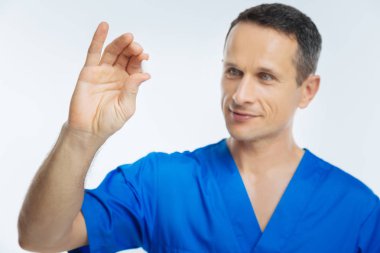 Tıbbi profesyonel hap incelenmesi