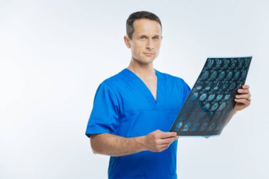 X ray tarama resmi inceleyerek deneyimli hekim