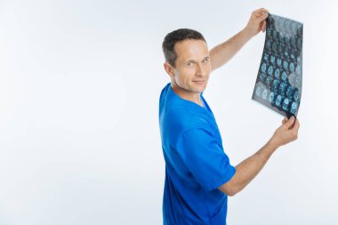 Neşeli bir doktor röntgen tarama ile yan görünüm