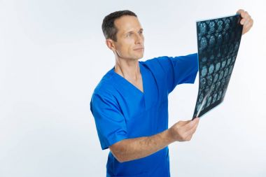 Kendine güvenen doktor MRI tarama görüntü baş incelenmesi