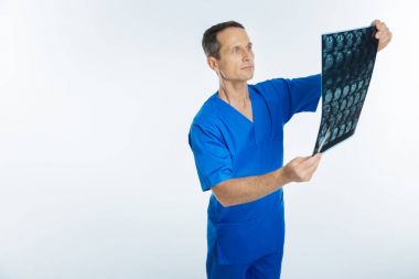 Tıbbi profesyonel MRI tarama arka plan üzerinde seyir