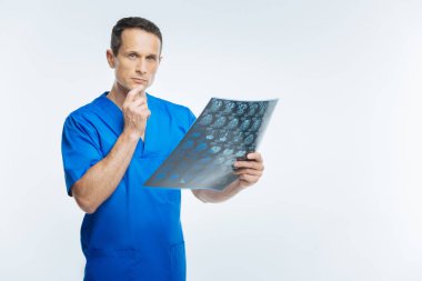 Dalgın Doktor Röntgen ile kameraya görüntü tarama