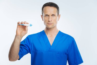 Olgun doktor vücut termometresi ile poz