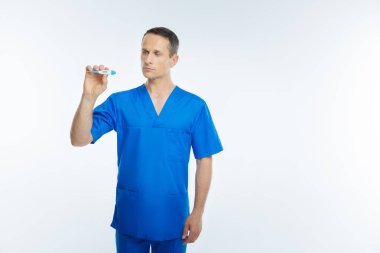 Erkek Uygulayıcı vücut termometresi üzerinde duruluyor