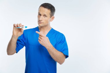 Termometre doğru işaret neşeli tıbbi işçi