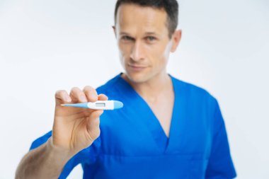 Yakışıklı doktor gösteren termometre kamera içine