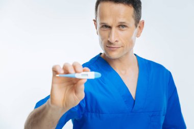 Elektronik termometre gösteren dost görünümlü hekim