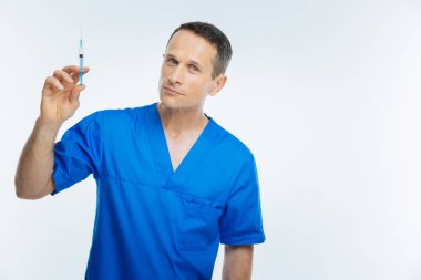 Neşeli profesyonel tıbbi şırınga ile poz