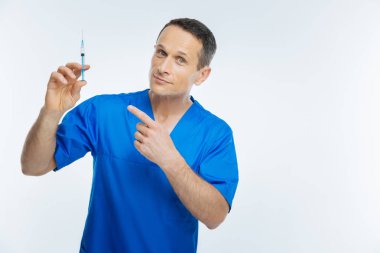 Şırınga doğru işaret olumlu fikirli hekim