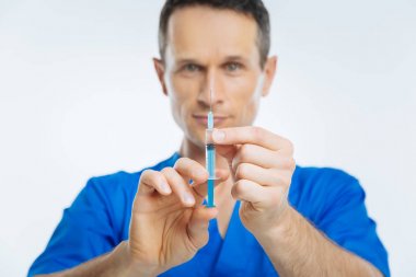 Tıbbi profesyonel şırınga ile poz