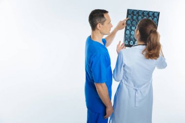 Yukarıya ve gelme uygulayıcıları hasta tanı tartışıyor