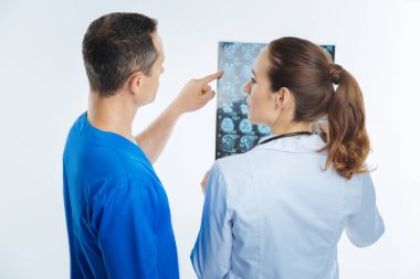 MRI tarama görüntü birlikte tartışmaya arkadaşları geri döndü