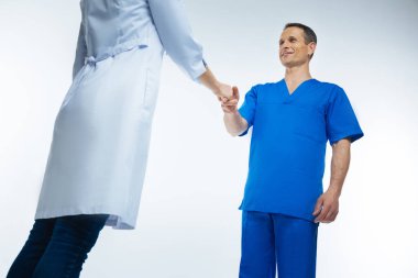 Birbirlerini tebrik iş arkadaşınız düşük açılı çekim