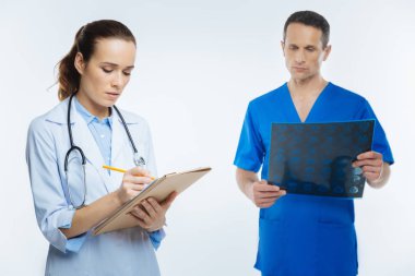 Tıbbi işçilerin ekip birlikte çalışma