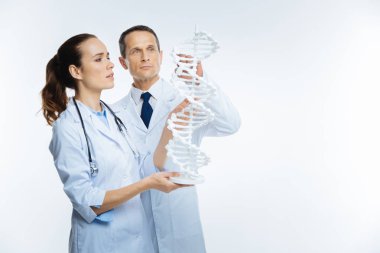 Dna modeli eğitim tıbbi çalışanlar üzerinde yan görünüm
