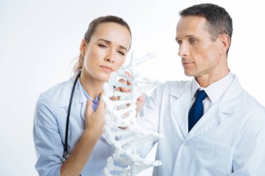 Dalgın hekimlerin dna modeli arıyorum yakın çekim