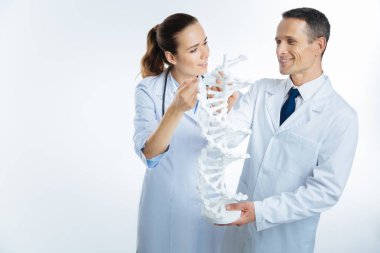 Üç boyutlu dna modeli üzerinde konuşurken samimi arkadaşları