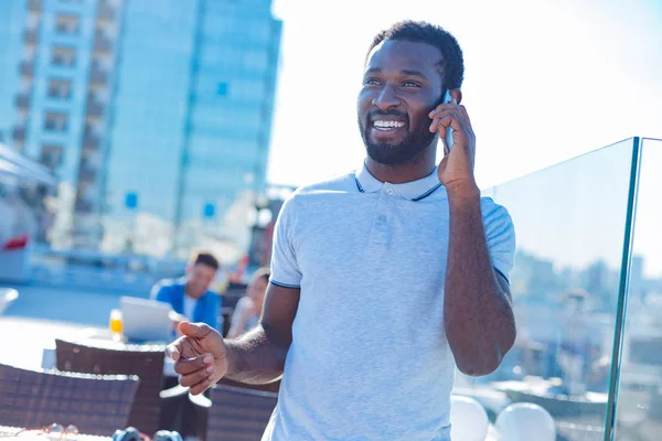Excité afro américain guy parler sur téléphone à l'extérieur — Photo