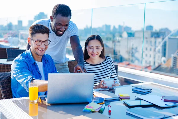 Resmi olmayan toplantı sırasında gülüyor parlak iş arkadaşları