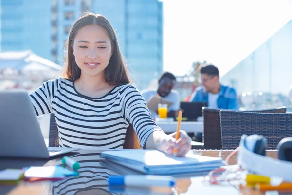 Güzel kız öğrenci noes yazma