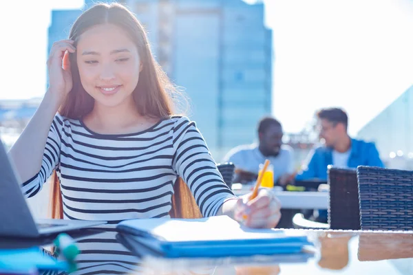 Schöne schüchterne Dame macht Hausaufgaben im Freien — Stockfoto