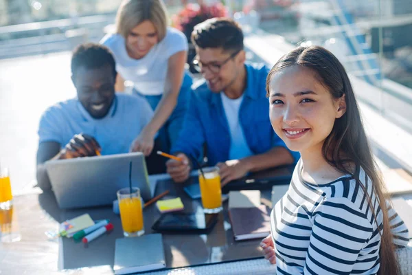 Kamera için gülümseyen kız öğrenci