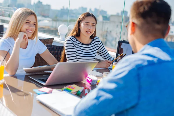 Resmi olmayan toplantı sırasında fikir paylaşımı genç arkadaşları