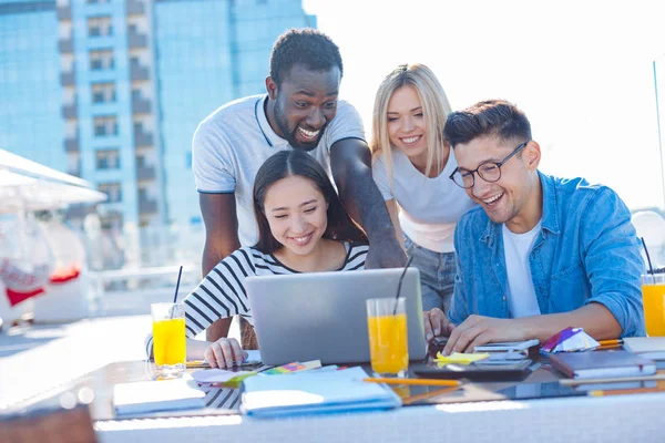 Adorables estudiantes sonriendo mientras trabajan juntos en el proyecto — Foto de Stock