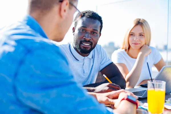 Joven especialista trabajando juntos al aire libre — Foto de Stock