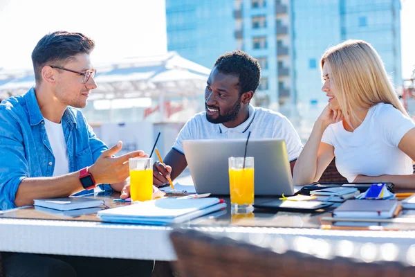 Vrolijke collega's verenigen tijdens de bespreking van project — Stockfoto