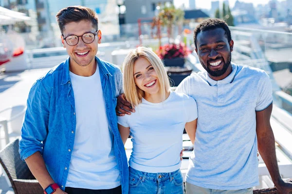 Gruppo multiculturale di studenti sorridenti per la fotocamera — Foto Stock