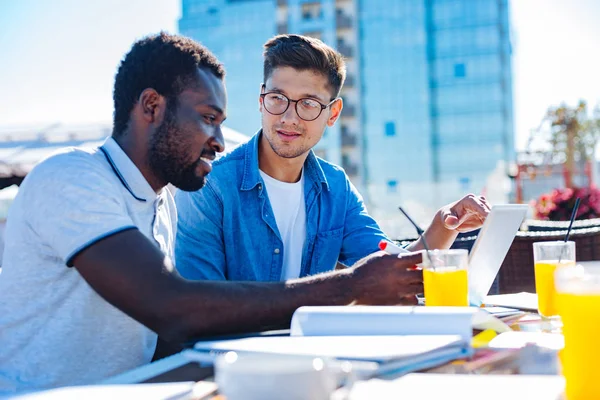 Tipo curioso compartiendo su idea con su colega —  Fotos de Stock