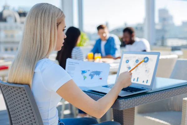 Dişi Serbest Çalışan Laptop Açık havada