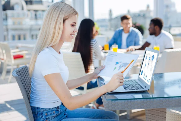 Alegre chica trabajando en casa asignación solo — Foto de Stock