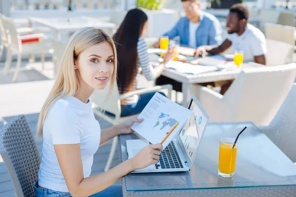 Kafe mekanlarda çalışan kadın serbest meslek