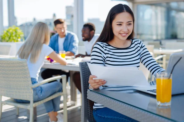 Neşeli Bayan açık havada eğitim