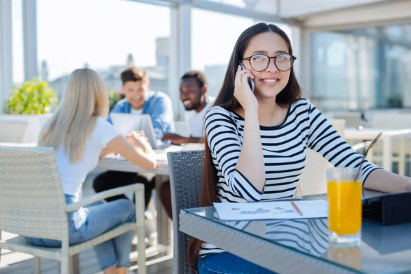 Charmante fille portant des gaz parlant au téléphone — Photo