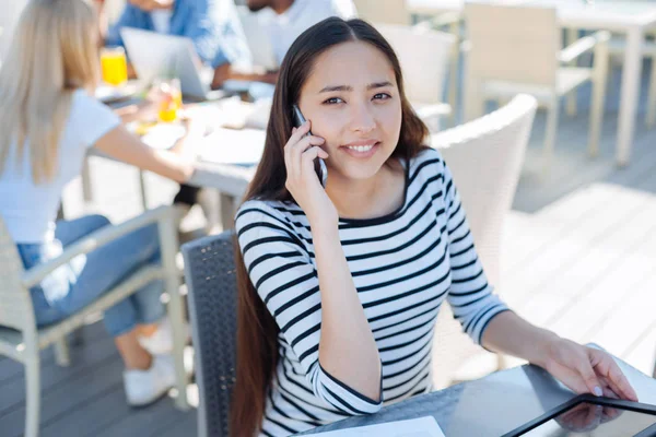 Estudiante teniendo conversación telefónica al aire libre . — Foto de Stock
