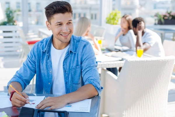 Привабливий студент чоловічої статі, який навчається в кафе — стокове фото