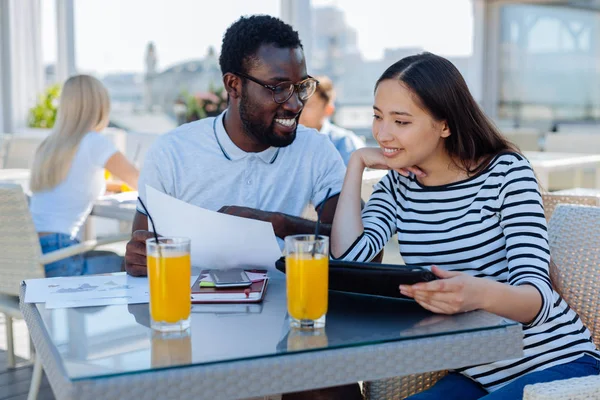 International chatten over huiswerk in café — Stockfoto