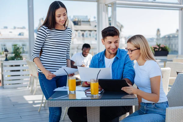 Bin yıllık meslektaşları kafede belgeler üzerinde çalışma