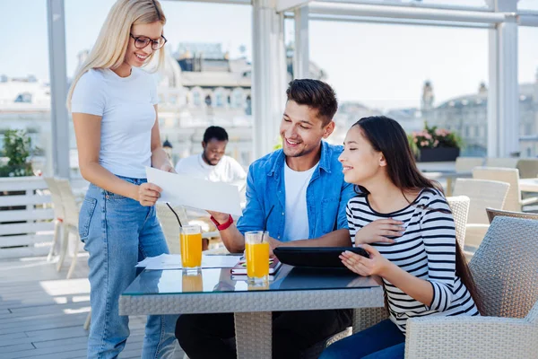 Jóvenes freelancers trabajando al aire libre — Foto de Stock