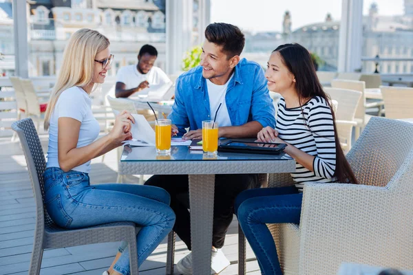 Sidovy på kvinnlig student dela nyheter — Stockfoto