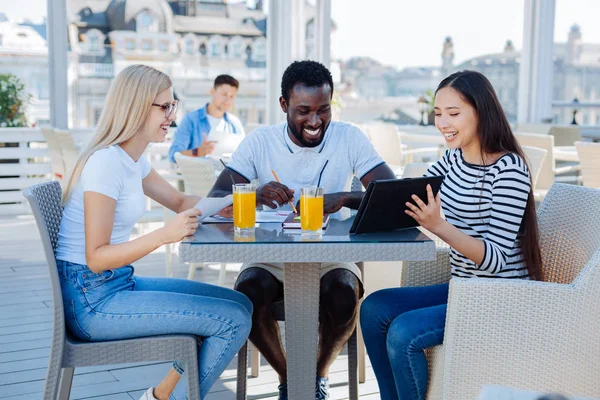 Pozitif kafede tablet bilgisayar kullanan gençlerin fikirli