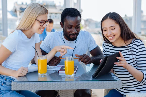 Üniversite öğrencileri birlikte şehir merkezinde çıkıyor