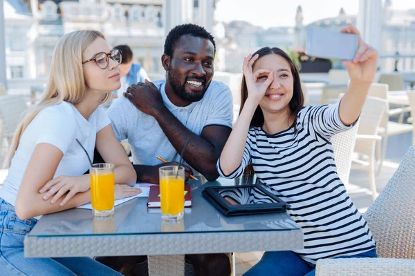 Komik arkadaşlar kendilerini fotoğrafını çekmek