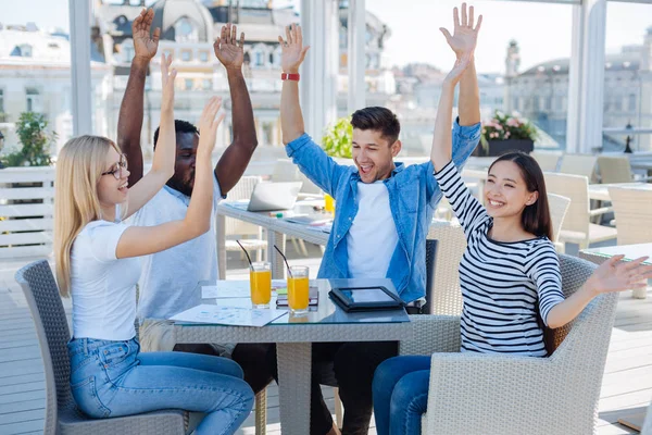 Heyecan ile neşeli yükselterek el