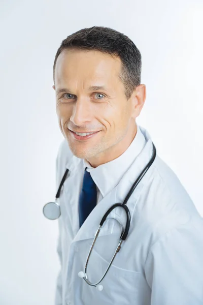 Allegro medico maturo guardando in macchina fotografica con sorriso sul viso — Foto Stock