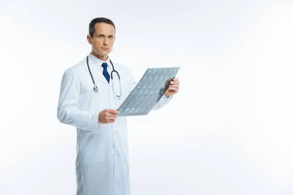 Seriöser medizinischer Mitarbeiter mit mri-scan Blick in die Kamera — Stockfoto